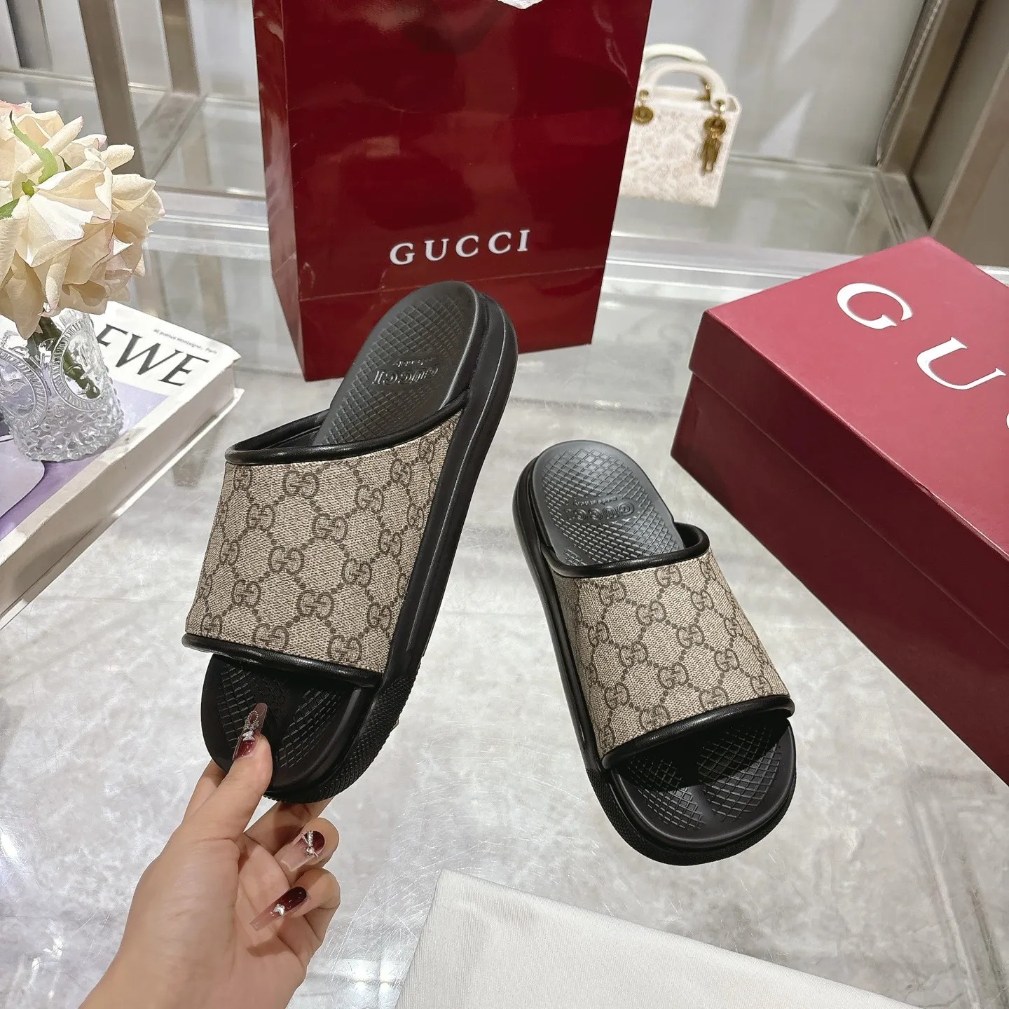 p400🐮🐮New summer men's slip-on slippers. Inspired by the summer spirit and beach clubs of the Italian coast, this piece is part of Gucci Lido. The Pre-Fall collection reinterprets the brand's signature elements and sophisticated patterns in a contemporary way. Made from black rubber, these flat sandals feature a slip-on design that reinterprets the brand's distinctive green and red web design. GG Classic Upper Men's Molded Rubber Footbed Gucci Logo Flat Made in Italy Size: Men's 40 to 47,